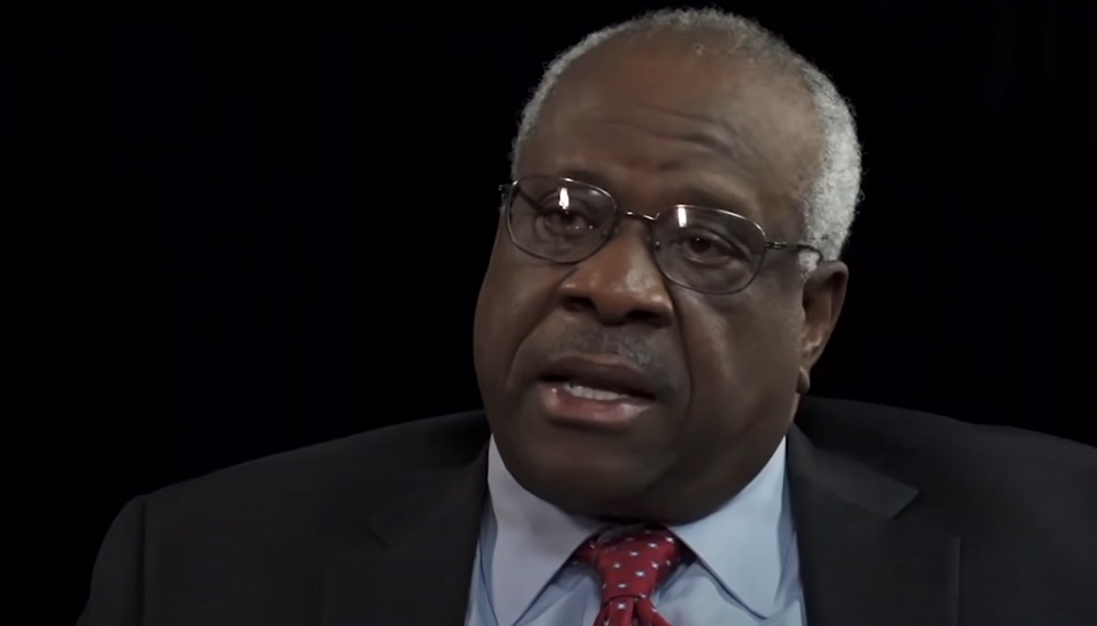 Clarence Thomas (1) El juez del Tribunal Supremo de Estados Unidos Clarence Thomas justificó este viernes que no estaba obligado a reportar los viajes de lujo que ha hecho durante años pagados por un donante del Partido Republicano porque eran una