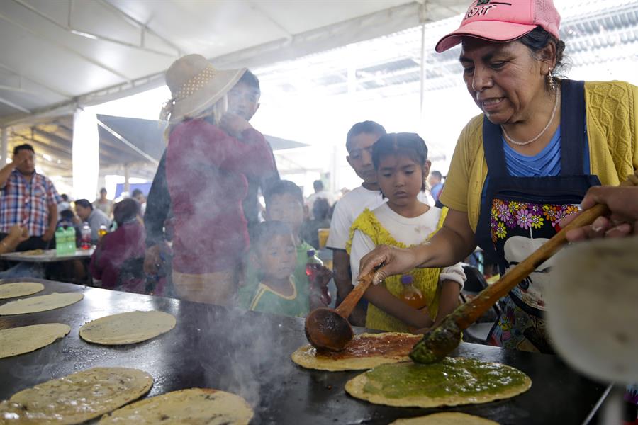 Cocineras preparan memelas (3)