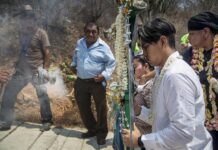 Creyentes participan en la celebración de uno de los viacrucis más antiguos del pueblo zapoteca