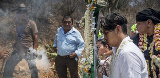 Creyentes participan en la celebración de uno de los viacrucis más antiguos del pueblo zapoteca