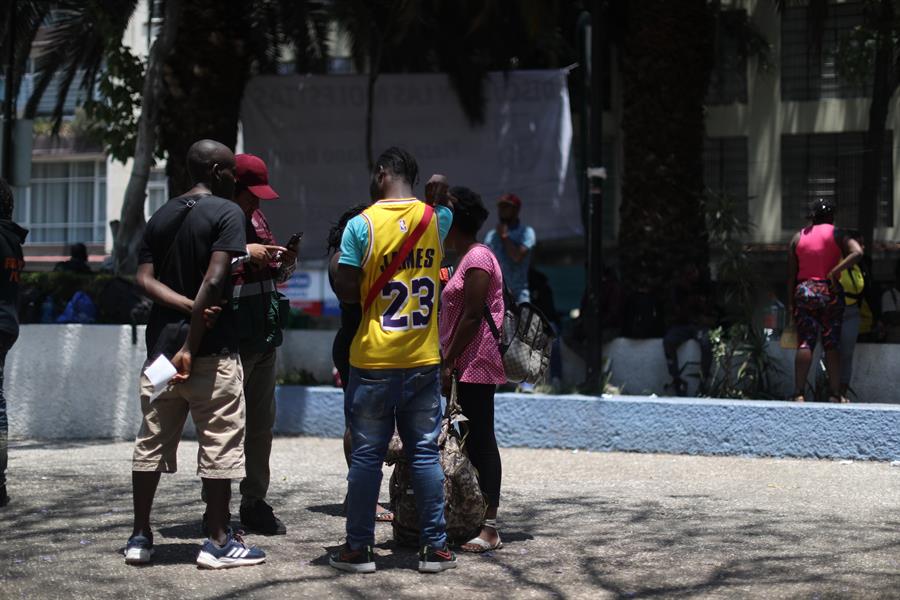 Un grupo de migrantes haitianos permanece frente a las oficinas de la Comisión Mexicana de Ayuda a Refugiados (COMAR).