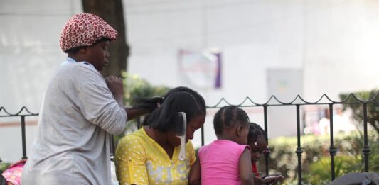  La crisis migratoria en México ha alcanzado a una capital saturada, donde miles de personas esperan en campamentos improvisados y albergues los permisos humanitarios que les permitan seguir su viaje hacia Estados Unidos o trabajar en el país.