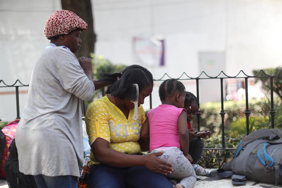 Crisis migratoria La crisis migratoria en México ha alcanzado a una capital saturada, donde miles de personas esperan en campamentos improvisados y albergues los permisos humanitarios que les permitan seguir su viaje hacia Estados Unidos o trabajar en el país.