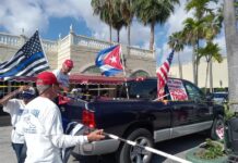 Migrantes cubanos piden en Miami un estatus legal para poder permanecer en EE.UU. Cubanos, parte de la Vigilia Mambisa, participan en una manifestación frente del restaurante Versailles (2)