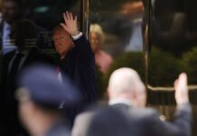 El expresidente llega a la Torre Trump en medio de una gran expectación El expresidente estadounidense Donald Trump llegó hoy al rascacielos de su propiedad en Nueva York, la Torre Trump, en medio de una gran expectación, cuando quedan solo horas para que mañana comparezca en el tribunal para que el juez le lea los cargos.