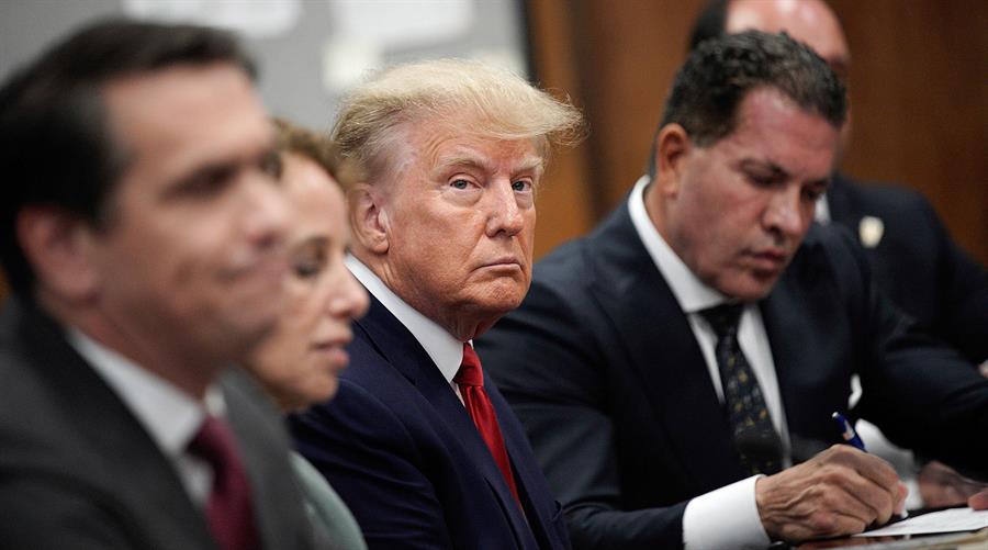 D. Trump (b) El expresidente de Estados Unidos Donald Trump se declaró este martes no culpable de los 34 cargos en relación con los pagos irregulares a la actriz porno Stormy Daniels durante la campaña presidencial de 2016, para que no hiciera público una relación sexual entre ambos.