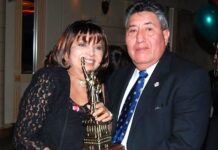 Don Dino Dominguez junto a su esposa América, recibiendo el trofeo que le acredita su incorporación al Salón de la Fama del Fútbol de New York.