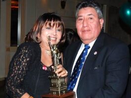 Dino Dominguez, promotor y líder del deporte en Nueva York Don Dino Dominguez junto a su esposa América, recibiendo el trofeo que le acredita su incorporación al Salón de la Fama del Fútbol de New York.