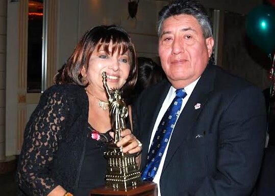 DINO DOMINGUEZ Don Dino Dominguez junto a su esposa América, recibiendo el trofeo que le acredita su incorporación al Salón de la Fama del Fútbol de New York.