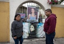 Dolores Bazaldua (i) y Mario Escobar, padres de la joven Debanhi Escobar,