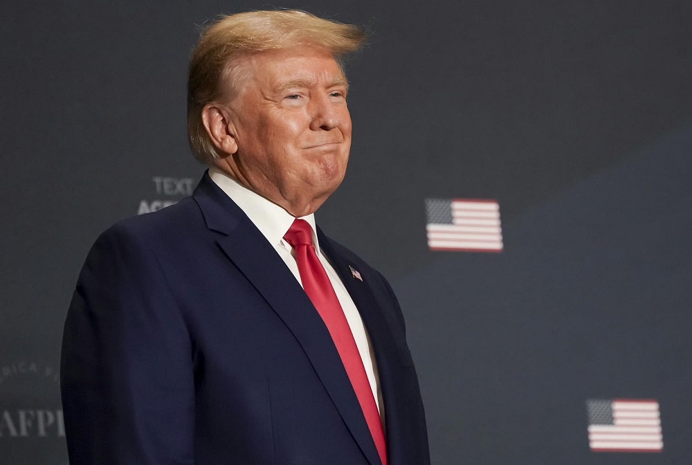 La Casa Blanca está vigilando de cerca la posibilidad de que haya violencia en las manifestaciones convocadas para apoyar al expresidente Donald Trump, quien mañana martes tendrá que comparecer ante un juez de Nueva York.