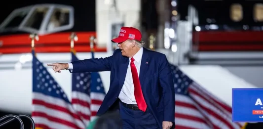 La campaña para la reelección de Donald Trump como presidente de Estados Unidos en 2024 recaudó más de 4 millones de dólares en las últimas 24 horas, después de conocerse la noticia de que el exmandatario ha sido imputado por un gran jurado de Nueva York por el caso del pago a la actriz porno Stormy Daniels.