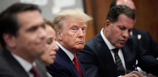 El expresidente Donald Trump se enfrenta mañana martes a un segundo frente judicial, en este caso por un caso de difamación relacionado con una presunta violación a la escritora E. Jean Carroll, que comenzará este martes con la selección del jurado.