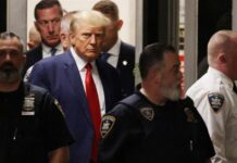Donald Trump se entrega para que le lean los cargos El expresidente Donald Trump se entregó hoy a la Fiscalía de Manhattan para que le lean los más de treinta cargos por los que ha sido imputado con relación al pago a la actriz porno Stormy Daniels, según la cadena CNN.