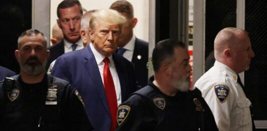 El expresidente Donald Trump se entregó hoy a la Fiscalía de Manhattan para que le lean los más de treinta cargos por los que ha sido imputado con relación al pago a la actriz porno Stormy Daniels, según la cadena CNN.