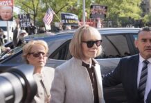 Escritora Carroll comparece como testigo en juicio contra Trump: "Me violó" La escritora E. Jean Carroll, que demandó al expresidente Donald Trump (2017-2021) por difamación y presunta violación, compareció este miércoles como testigo en el juicio civil que se celebra en Nueva York, donde habló de ese encuentro y se reafirmó en su denuncia.