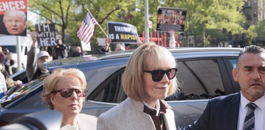 La escritora E. Jean Carroll, que demandó al expresidente Donald Trump (2017-2021) por difamación y presunta violación, compareció este miércoles como testigo en el juicio civil que se celebra en Nueva York, donde habló de ese encuentro y se reafirmó en su denuncia.