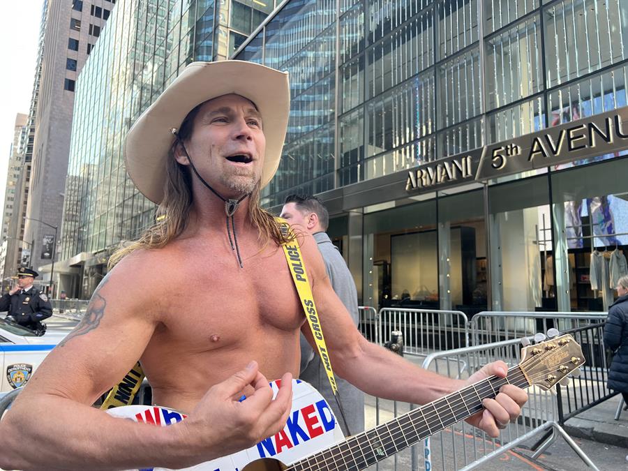 El artista callejero Robert John Burck, m&aacute;s conocido como Naked Cowboy (Vaquero desnudo), canta una canci&oacute;n de apoyo al expresidente Donald Trump