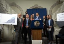 Nueva York pide acción al presidente Biden antes de que expire el Título 42 El alcalde de Nueva York, Eric Adams, reiteró este miércoles un llamado urgente al presidente Joe Biden para que facilite "de inmediato" el permiso de trabajo TPS para miles de inmigrantes que llegaron a Estados Unidos, y masivamente a Nueva York en el último año, en busca de asilo en el país, cuando está a punto de expirar el Título 42. Credit Ed ReedMayoral Photography Office
