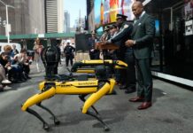 Nueva York presenta los nuevos robots que ayudarán a su policía a patrullar El alcalde de Nueva York, Eric Adams, y el Departamento de Policía de la ciudad (NYPD) presentaron este martes diversos robots que ayudarán a los agentes a mantener la Gran Manzana segura, entre ellos Digidog, un robot perro policía que fue retirado por el alcalde anterior debido a las críticas.