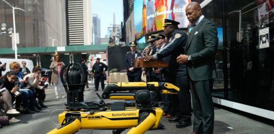 El alcalde de Nueva York, Eric Adams, y el Departamento de Policía de la ciudad (NYPD) presentaron este martes diversos robots que ayudarán a los agentes a mantener la Gran Manzana segura, entre ellos Digidog, un robot perro policía que fue retirado por el alcalde anterior debido a las críticas.