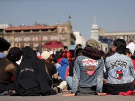 Miles de seguidores apasionados esperan en el Zócalo de la capital mexicana desde primera hora de la mañana a la cantante española Rosalía, quien ofrecerá este viernes un concierto gratuito.