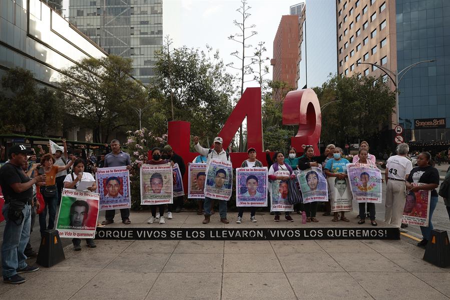 Familiares de los 43 estudiantes de la escuela normal de Ayotzinapa desaparecidos (1)