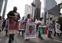 Familiares de los 43 estudiantes de la escuela normal de Ayotzinapa desaparecidos