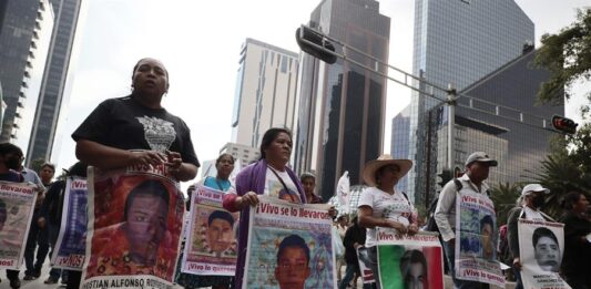 Familiares de los 43 estudiantes de la escuela normal de Ayotzinapa desaparecidos