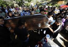 Sepultan en El Salvador restos de migrante fallecido en incendio en México Familiares y amigos asisten hoy al funeral de Pedro Rivera García (1)