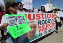 Familiares y amigos de Rodolfo Collazo, miembro del Instituto Nacional de Migración, se manifiestan contra su detención (3)