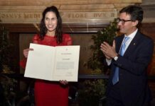 La ciudad italiana de Florencia recibió y homenajeó hoy a la profesora estadounidense Hope Carrasquilla, despedida por mostrar a sus alumnos imágenes del David de Miguel Ángel, considerado "pornográfico" por algunos padres.