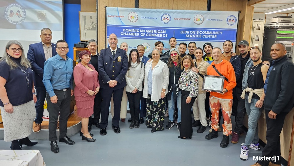 En la memorable foto de recuerdo constan los artistas de Malevo con su director Matias Jaime y su representante; sus anfitriones los esposos Manuel y Martha Lebr&oacute;n; el sheriff Miranda y su se&ntilde;ora esposa; el Arq. Marcos Tamayo, el periodista profesional Jean Paul D&aacute;vila, la empresaria Blanca Zha&ntilde;ay y Ximena Hidalgo Ayala del Comit&eacute; Internacional Galo Plaza; Do&ntilde;a Maria Khury y Arelia Taveras directivas de DAChamber.