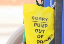 Las inundaciones registradas a causa de las fuertes lluvias caídas la semana pasada en el sur de Florida han hecho escasear la gasolina y este lunes muchas estaciones todavía estaba cerradas y en las que abrieron se veían largas filas de automóviles.