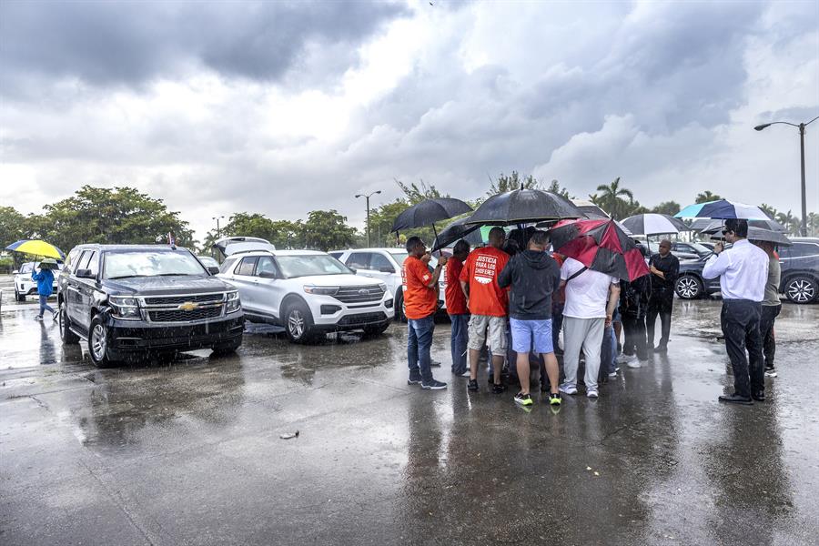 Grupos de conductores de Uber y Lyft realizaron este viernes caravanas (1)