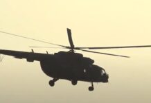 El Ejército estadounidense ordenó este viernes pausar todos los vuelos militares no esenciales después de que un accidente entre dos helicópteros Apache sobre Alaska dejara tres soldados muertos y uno herido el jueves.
