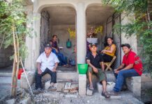 Domingo de Ramos, una convivencia entre vivos y muertos en Juchitán, México Indígenas zapotecas adornan con flores las tumbas de sus difuntos en el Panteón Domingo de Ramos (1)