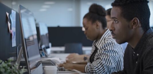 El Departamento de Justicia de EE.UU. advirtió este martes de que las agencias federales castigarán el uso de la inteligencia artificial que afecte los derechos civiles, la competencia justa, la protección de los consumidores y la igualdad de oportunidades.