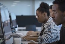 ¿Cuáles son los trabajos más afectados por los chatbots de IA? Las grandes compañías como Microsoft y Google indican que los chatbots de inteligencia artificial (IA) son un copiloto o un asistente para los usuarios en general, pero son muchos los expertos que señalan que este tipo de tecnología cambiará muchas profesiones, ya sea haciendo sus trabajos más simples y rápidos, sustituyendo a los empleados o creando nuevas profesiones.