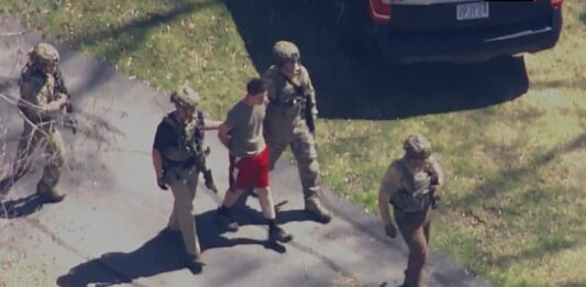 Jack Teixeira, el joven miembro de la Guardia Nacional Aérea detenido en relación con una de las mayores filtraciones de documentos secretos del Pentágono, comparecerá este viernes por primera vez ante un tribunal federal de Boston tras su detención el jueves, informaron los medios locales.