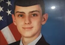 El joven de 21 años identificado por las autoridades estadounidenses como principal sospechoso de colgar cientos de documentos secretos del Pentágono en internet, Jack Teixeira, es un trabajador de una base militar aficionado a los videojuegos que quería impresionar a su grupo de amigos virtuales.