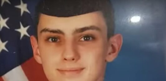 El joven de 21 años identificado por las autoridades estadounidenses como principal sospechoso de colgar cientos de documentos secretos del Pentágono en internet, Jack Teixeira, es un trabajador de una base militar aficionado a los videojuegos que quería impresionar a su grupo de amigos virtuales.