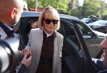 Jean Carroll responde al abogado de Trump que su violación no fue "supuesta" El abogado del expresidente de Estados Unidos Donald Trump, Joseph Tacopina, intentó hoy desacreditar el testimonio de la escritora E. Jean Carroll, que acusa al exmandatario de haberla acorralado y violado en un probador de unos grandes almacenes de lujo en 1987.