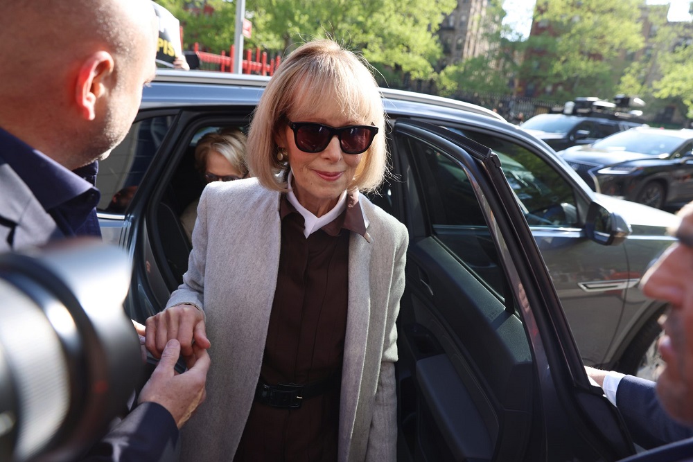 Jean Carroll efe El abogado del expresidente de Estados Unidos Donald Trump, Joseph Tacopina, intentó hoy desacreditar el testimonio de la escritora E. Jean Carroll, que acusa al exmandatario de haberla acorralado y violado en un probador de unos grandes almacenes de lujo en 1987.