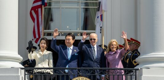 El presidente estadounidense, Joe Biden, y su homólogo surcoreano, Yoon Suk-yeol, firmaron este miércoles un acuerdo para estrechar su cooperación militar frente a Corea del Norte.