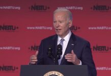 El presidente estadounidense, Joe Biden, se dio este martes un baño de masas solo horas después de lanzar su campaña para la reelección en 2024 y recibió con una sonrisa los aplausos de un grupo de sindicalistas, que incluso lo interrumpieron al grito de "¡Cuatro años más, cuatro años más!".