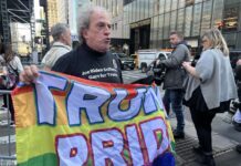 Menos de diez seguidores van a la Torre Trump para apoyar al expresidente John McGuigan, un camarero de 58 años residente en New Jersey