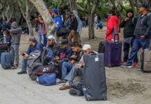 Cientos de jornaleros de diversos estados del centro y sur de México comenzaron a arribar a la ciudad fronteriza de Tijuana, para cruzar a Estados Unidos y trabajar esta temporada de pisca, como se le llama a la recolección de cultivos, en los campos agrícolas de California.