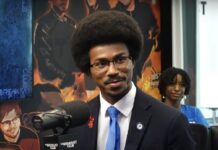 El Congreso de Tennessee readmite al segundo demócrata expulsado La Cámara de Representantes del estado estadounidense de Tennessee readmitió este miércoles a Justin Pearson, uno de los dos legisladores demócratas expulsados el pasado jueves tras haberse sumado a una protesta contra las armas.