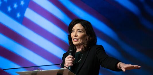 Nueva York continuará facilitando el aborto con medicamentos, aseguró la gobernadora Kathy Hochul tras conocer la decisión de hoy de un juez federal de Texas que revocó la aprobación de la píldora abortiva mifespristona a nivel nacional.